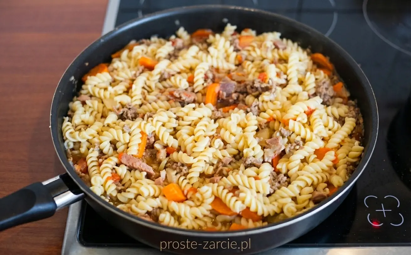 Makaron świderki z warzywami i mięsem mielonym