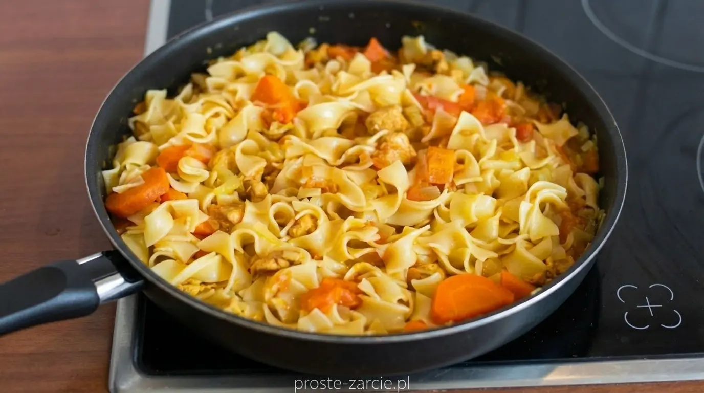 Makaron tagliatelle z kurczakiem i warzywami