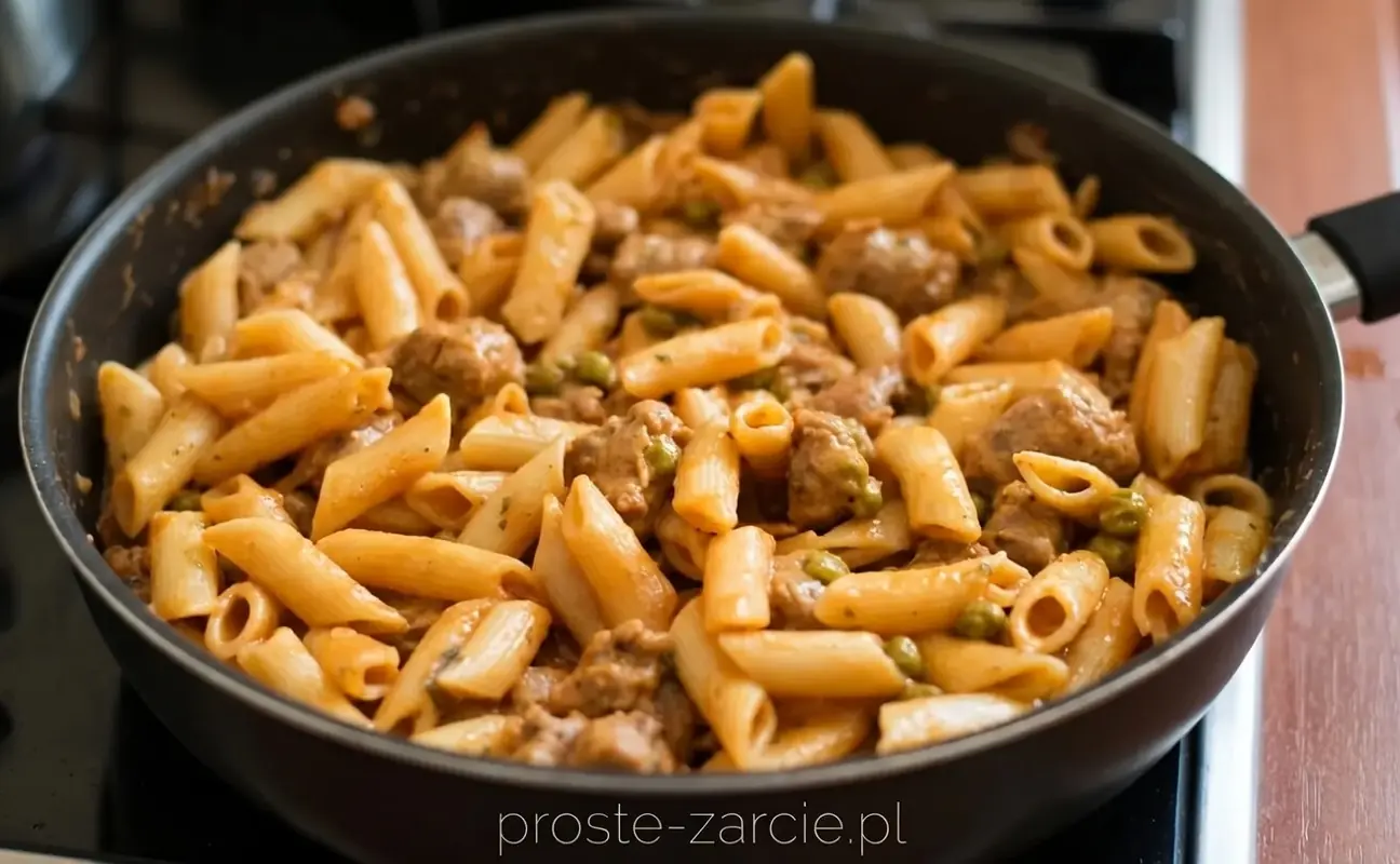 Kremowy makaron penne z białą kiełbasą, groszkiem i szałwią