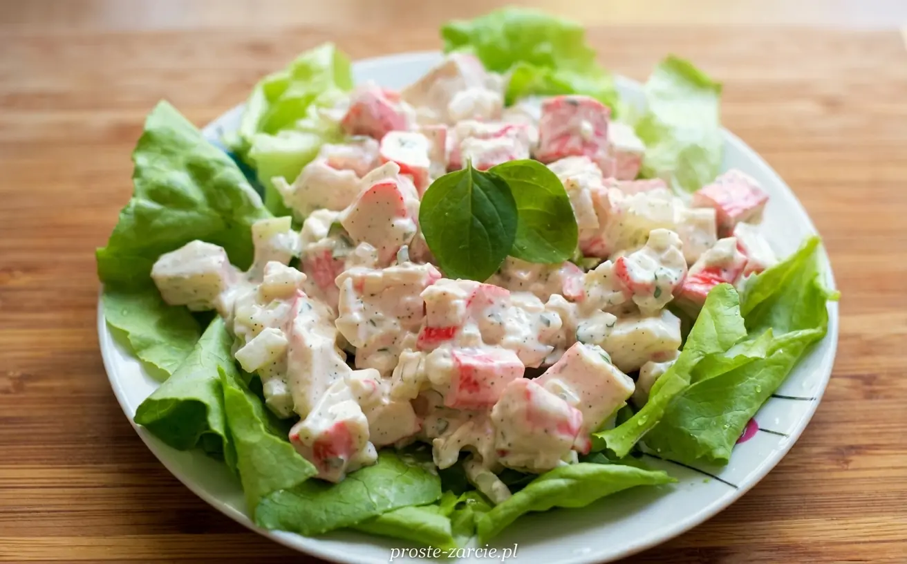 Sałatka z surimi i sałatą masłową i oregano