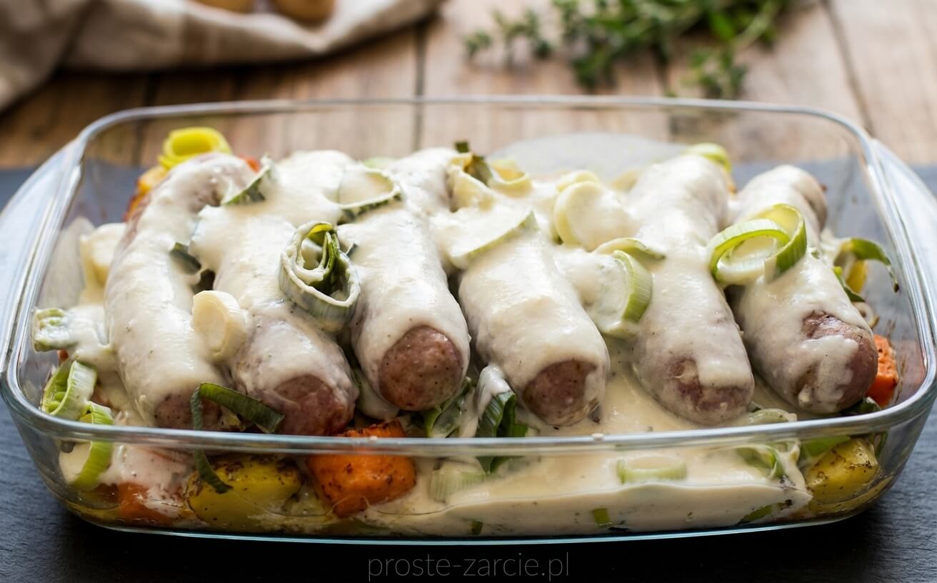 Pieczona biała kiełbasa w sosie chrzanowym z warzywami