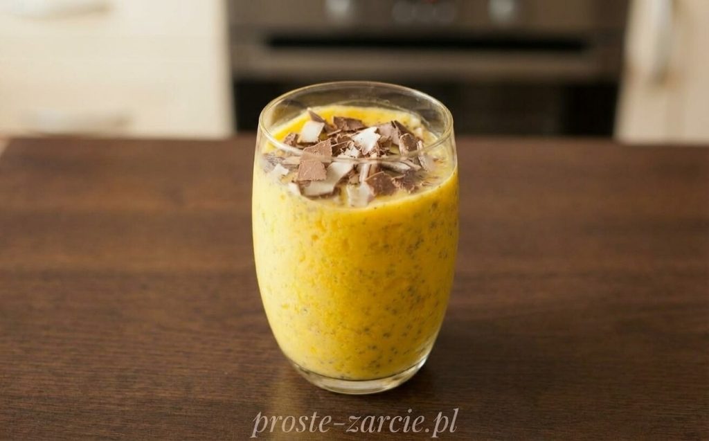 Kremowe, domowe lody z bananów w miseczce, posypane orzechami i kawałkami gorzkiej czekolady.