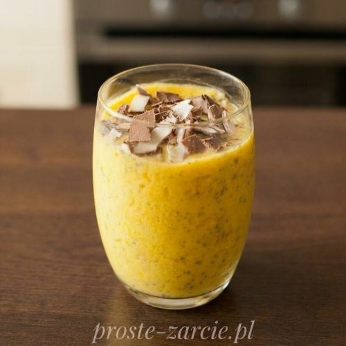 Kremowe, domowe lody z bananów w miseczce, posypane orzechami i kawałkami gorzkiej czekolady.
