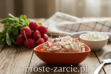 Kremowa sałatka z kawałkami różowego surimi, czerwoną rzodkiewką i zielonym lubczykiem w szklanej misce.