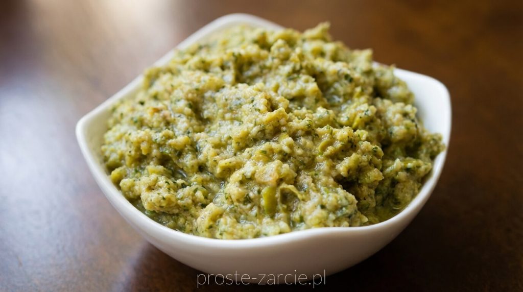 Zielona pasta tapenada w małej miseczce