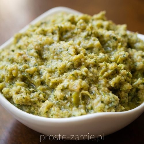 Zielona pasta tapenada w małej miseczce