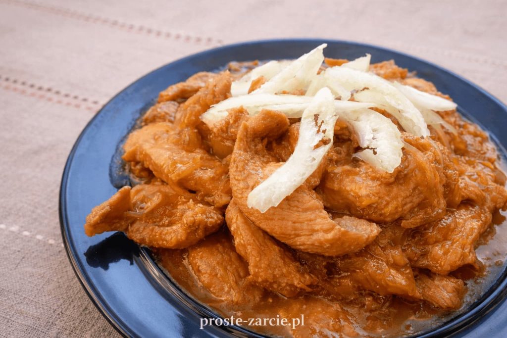 Kurczak Chop Suey z kiełkami fasoli mung podawany z ryżem w białej misce, kuchnia azjatycka, proste żarcie