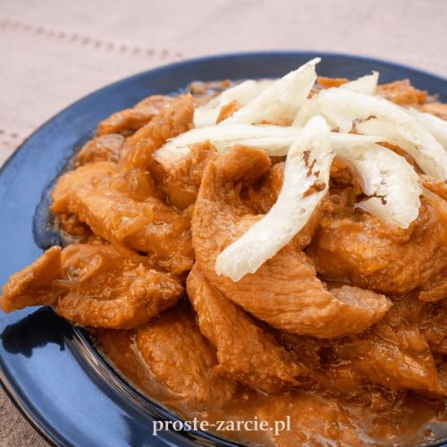 Kurczak Chop Suey z kiełkami fasoli mung podawany z ryżem w białej misce, kuchnia azjatycka, proste żarcie