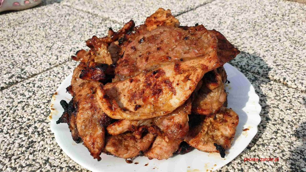 grillowana szynka w sosie śliwkowym na talerzu