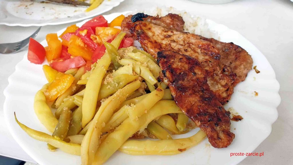 grillowana szynka w sosie śliwkowym z fasolką i pomidorami
