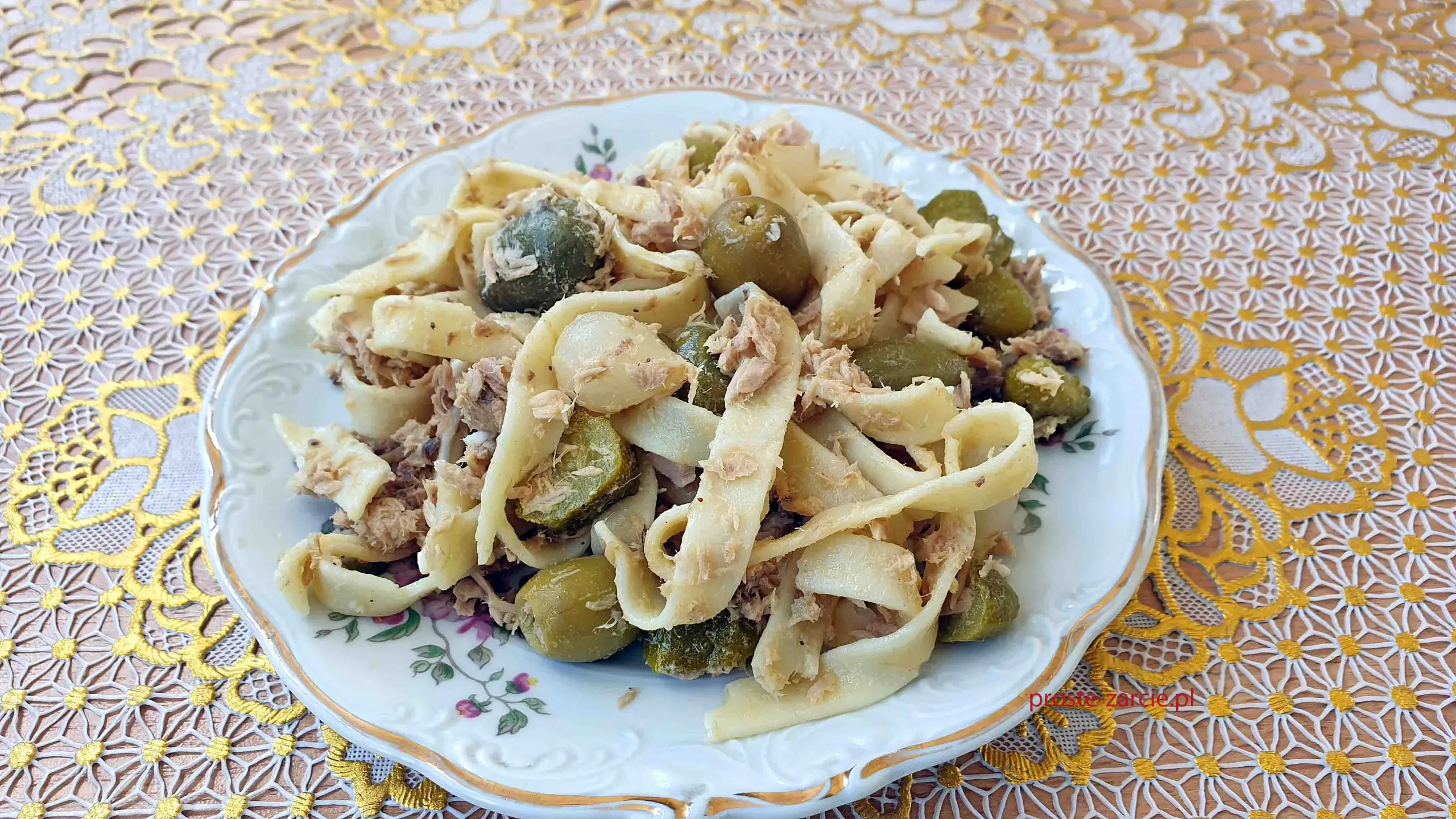 Sałatka z tuńczykiem, kaparami i makaronem tagliatelle