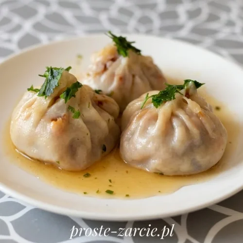 Parujące pierożki wonton w bambusowym koszyczku do gotowania na parze, podane z sosem sojowym.