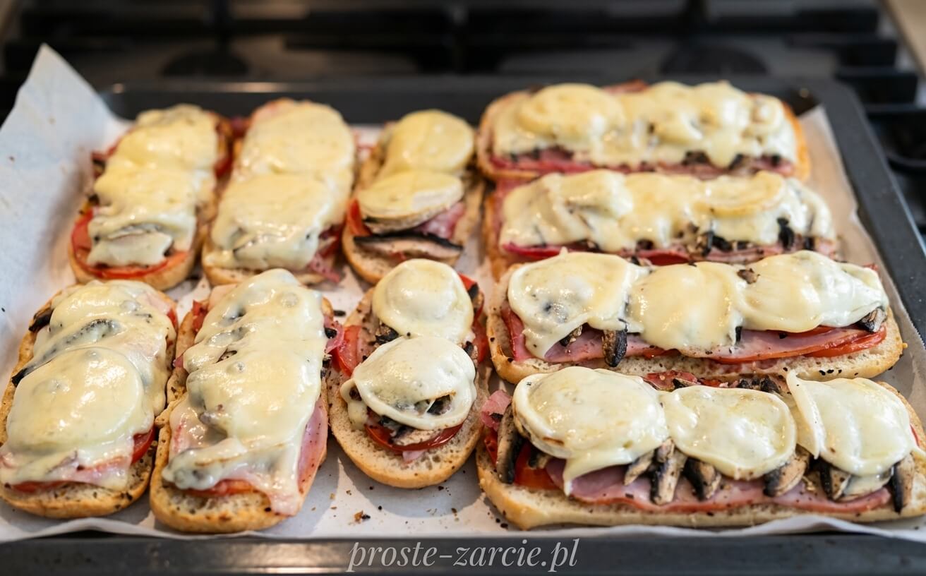 Chrupiące grzanki z piekarnika z szynką i pieczarkami