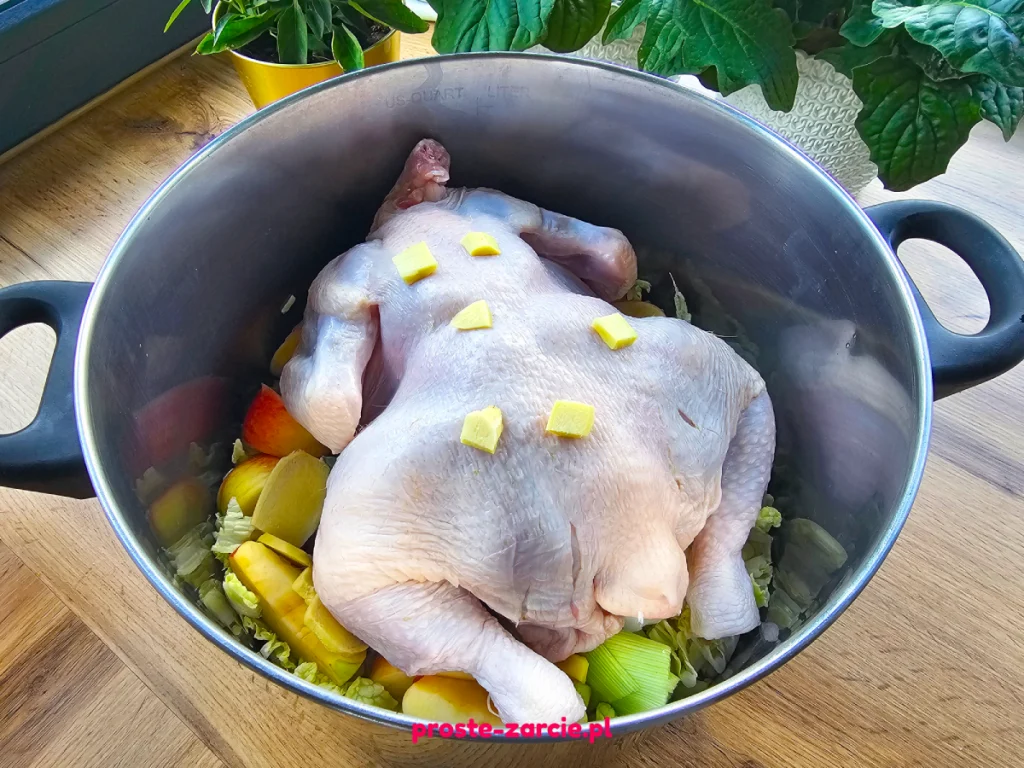Miska zupy z kurczaka bez wody z kawałkami mięsa, kapustą, szczypiorkiem i słodkim sosem chili podana z makaronem.